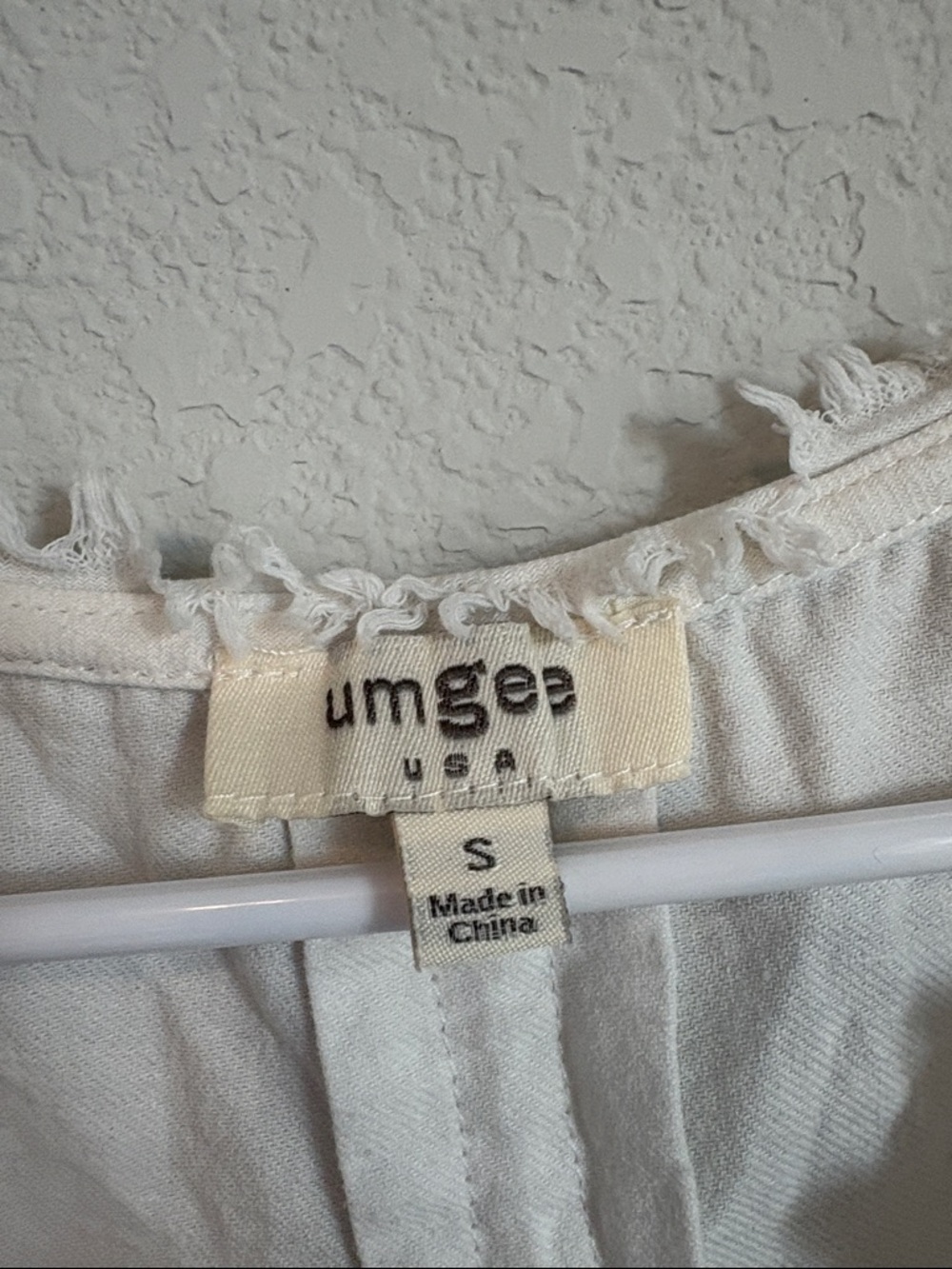 Umgee white Raw-Edge V-Neck Sleeveless top 100% cotton - Picture 2 of 6